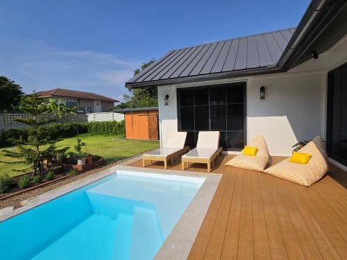Phra Khanong Villa | DRIZZLE pool and pillows
