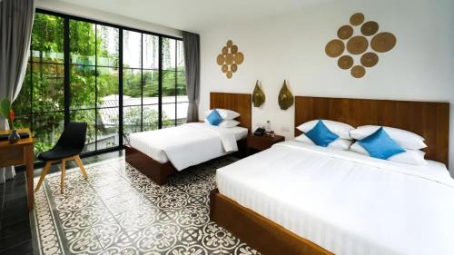 Wat Bo Area House | Family Suite with Balcony