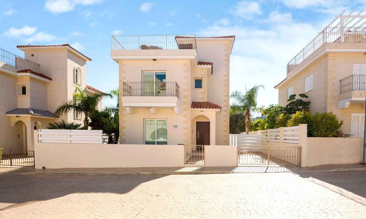 Protaras Villa | Fantastic villa with 3 bedrooms all with ensuite, roof terrace and private pool