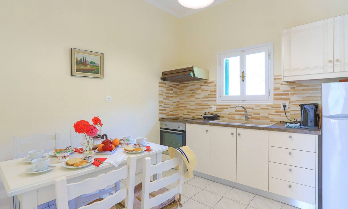 Agios Spyridon Corfu Apartment | Fran Apartment: Cozzy apartment with a shared pool, breakfast options and close to the beach
