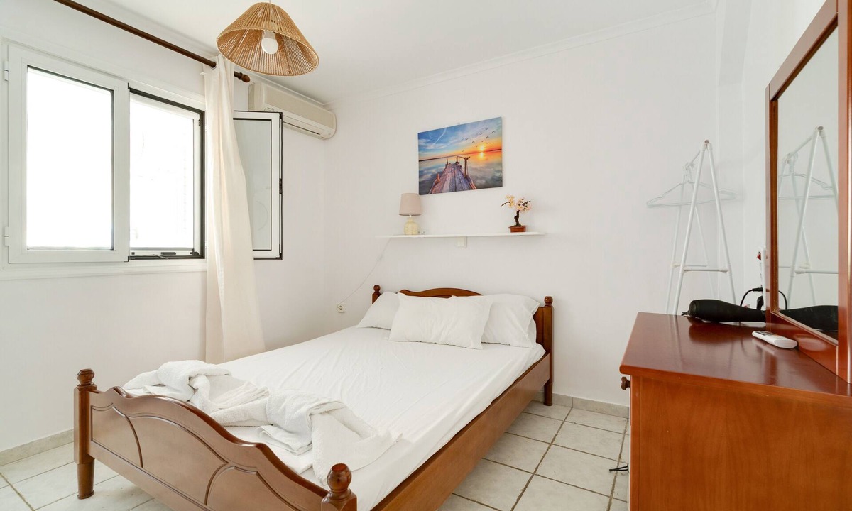Episkopos Apartment | 'Ground Floor' Room with Shared Pool and Wi-Fi