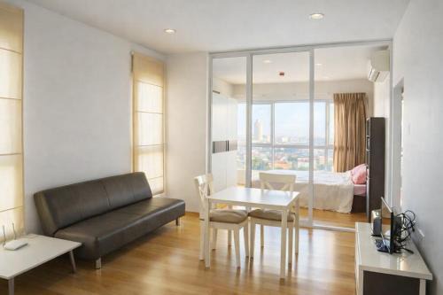 Khlong San Apartment | Hive Sathorn SkyCorner Suite, BTS and 7-11 front