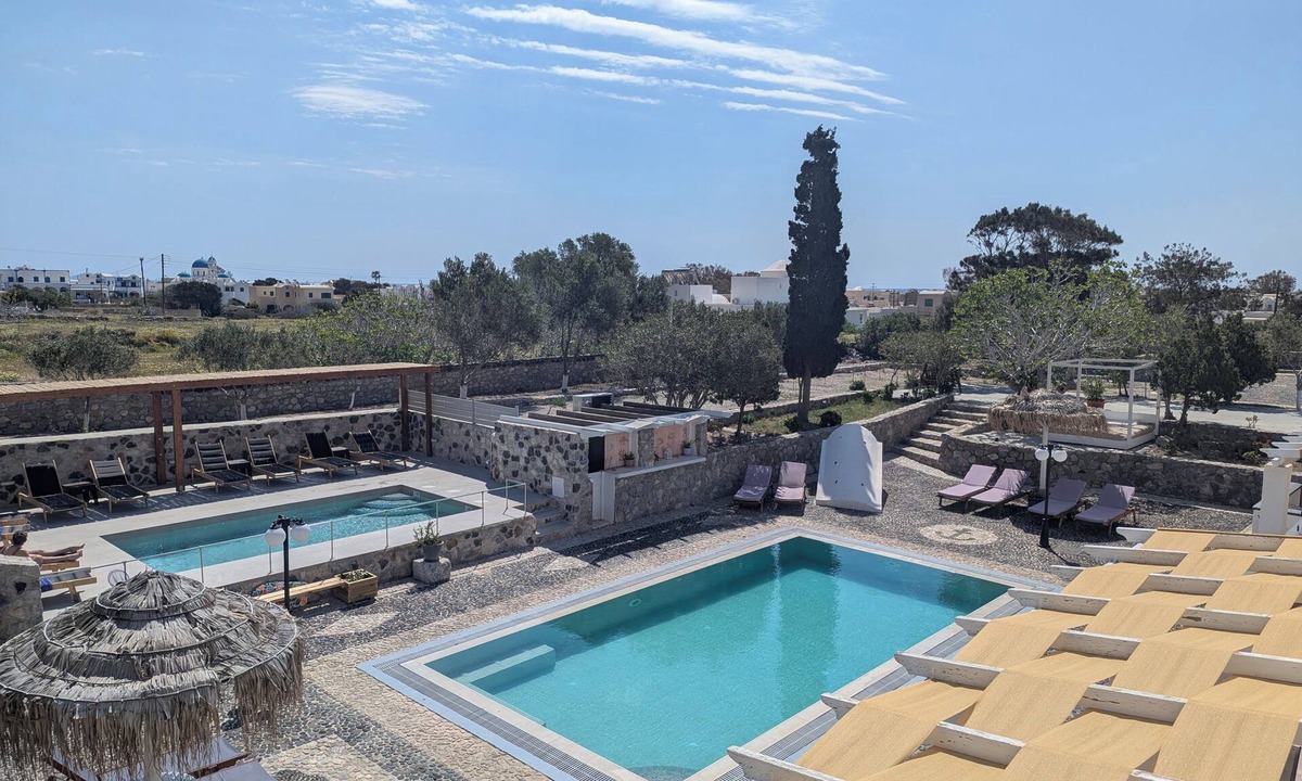 Perissa Apartment | House for 5 included car, breakf (Heated Pool)