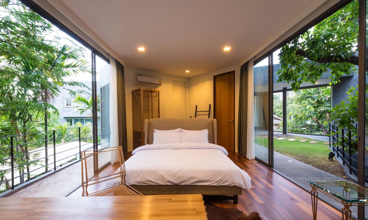 Bangkok Central Business District House | House of Grey - Luxury Pool Villa