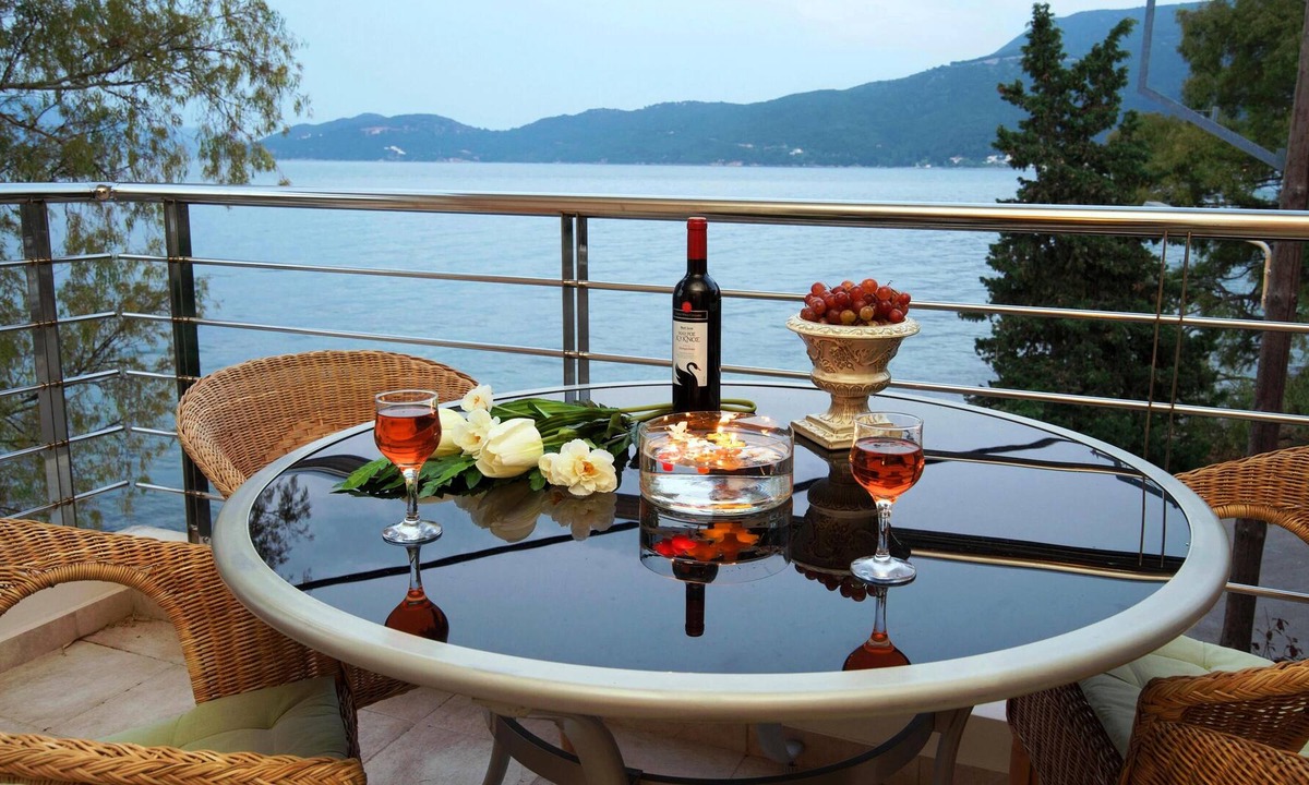 Karavomylos Apartment | IRIS Seafront/unique decoration/sunrise - long sunsets/10m from water