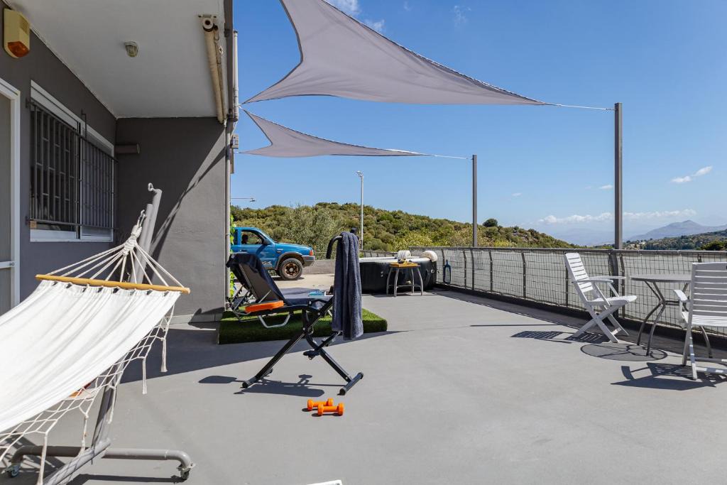 Katochori House | KAREL HOYSE Where nature meets the white Mountains