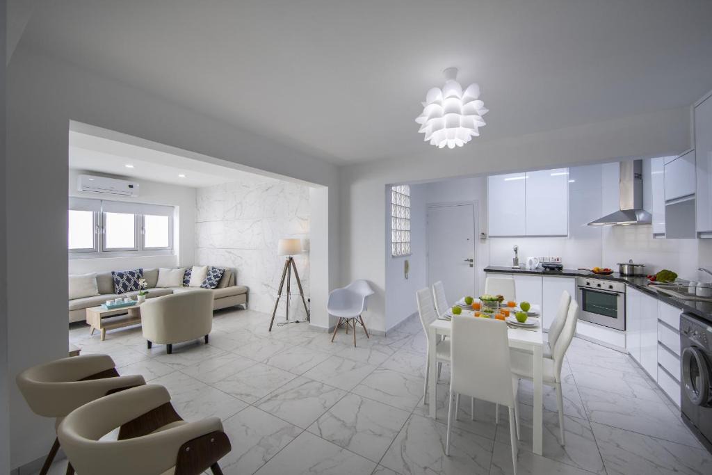 Larnaca City Centre Apartment | Larnaca Finikoudes Suite