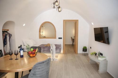 Megalochori Apartment | Luxury Canava