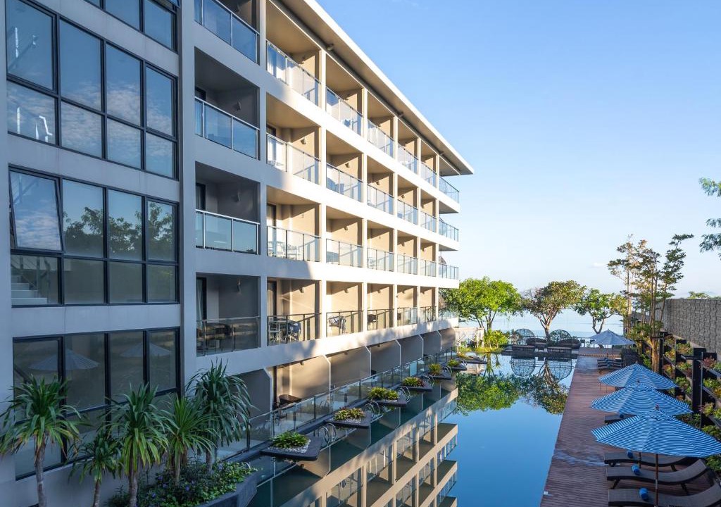 North Pattaya Hotel | Mayaana Beach Resort Pattaya - Formerly Golden Tulip Pattaya Beach Resort