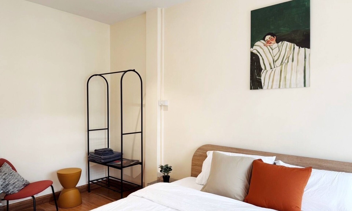 Chom Phon House | Mid-Century Modern Townhouse near jatujak park 7 3 bed 2 bathn with bathtub.