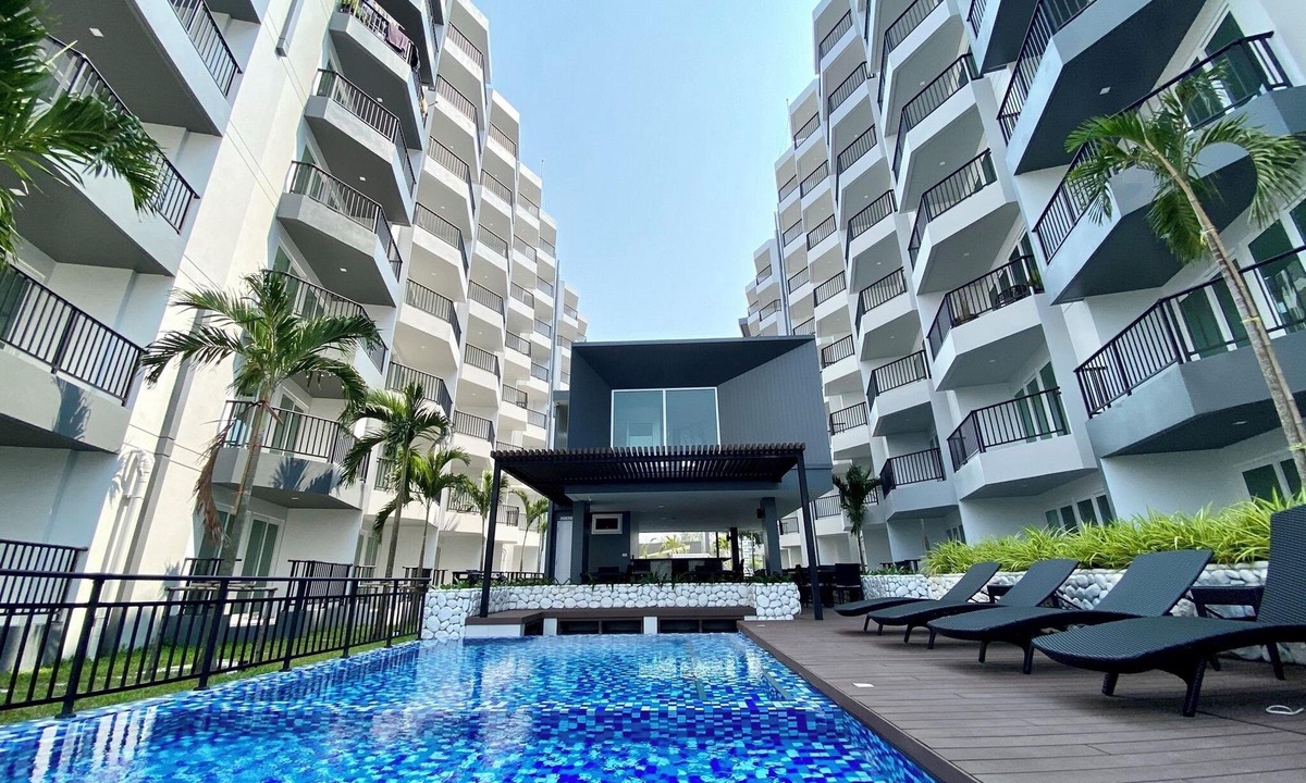 Kram Condo | Mini Studio Queen bed w/armchair, Lake view, Kitchen, AC and Wi-Fi