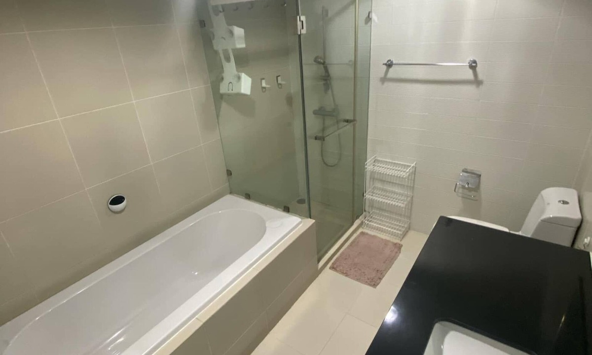 Huai Khwang Condo | "Modern Condo Overlooking Pool – Perfect for Relaxation"