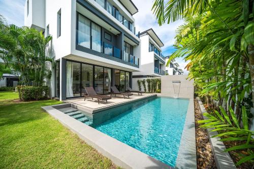 Choeng Thale Villa | Modern minimalist style luxury villa with private pool located in a high-end resort area adjacent to Laguna Park Golf Course