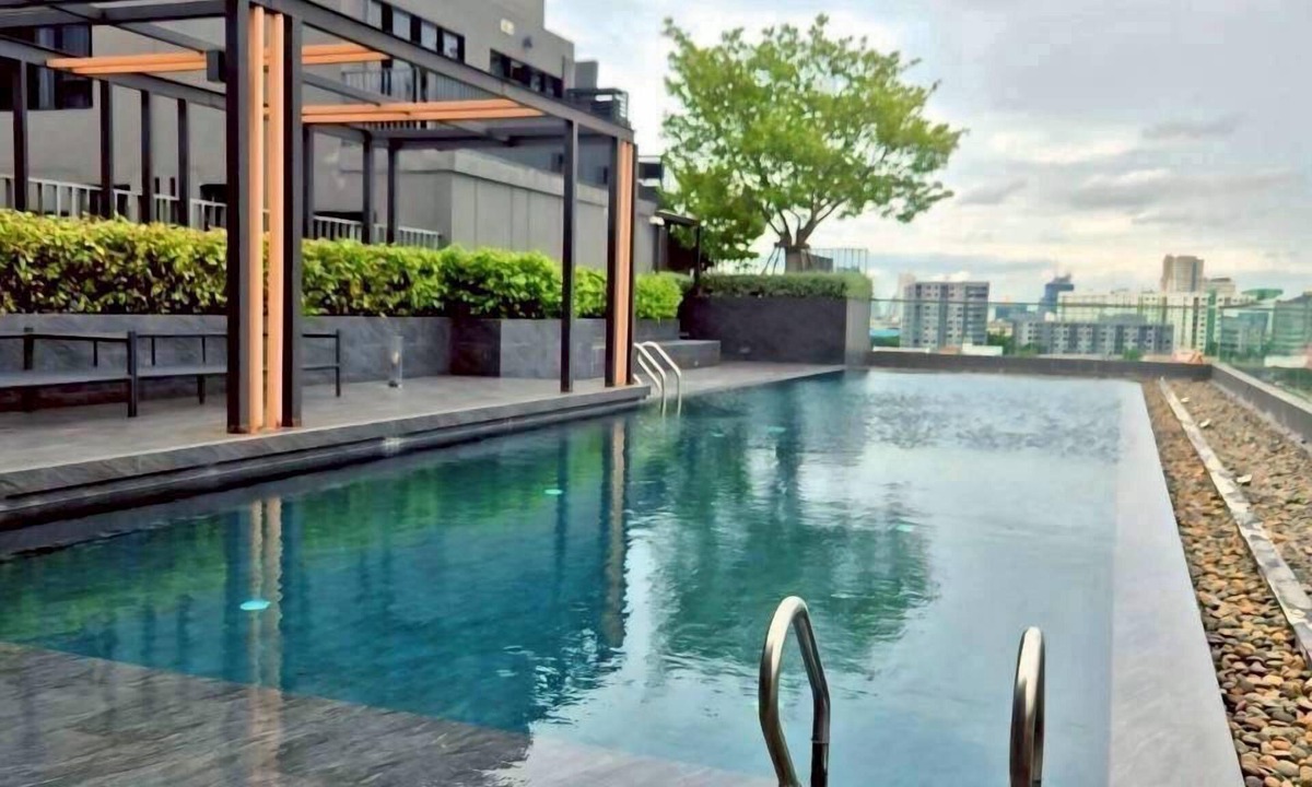 Bang Yi Khan Apartment | Modern one-bedroom condo on the 10th floor in Chewathai Pinklao. Comfortable for two guests with a separate living area, kitchen, washing machine, city view and access to the pool, gym and shared building amenities.
