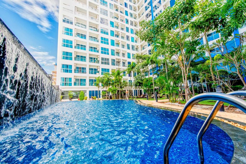 Na Chom Thian Apartment | Nam Talay Jomtien Beach - Rooftop Ocean View - Close to Beach, Pool & Gym