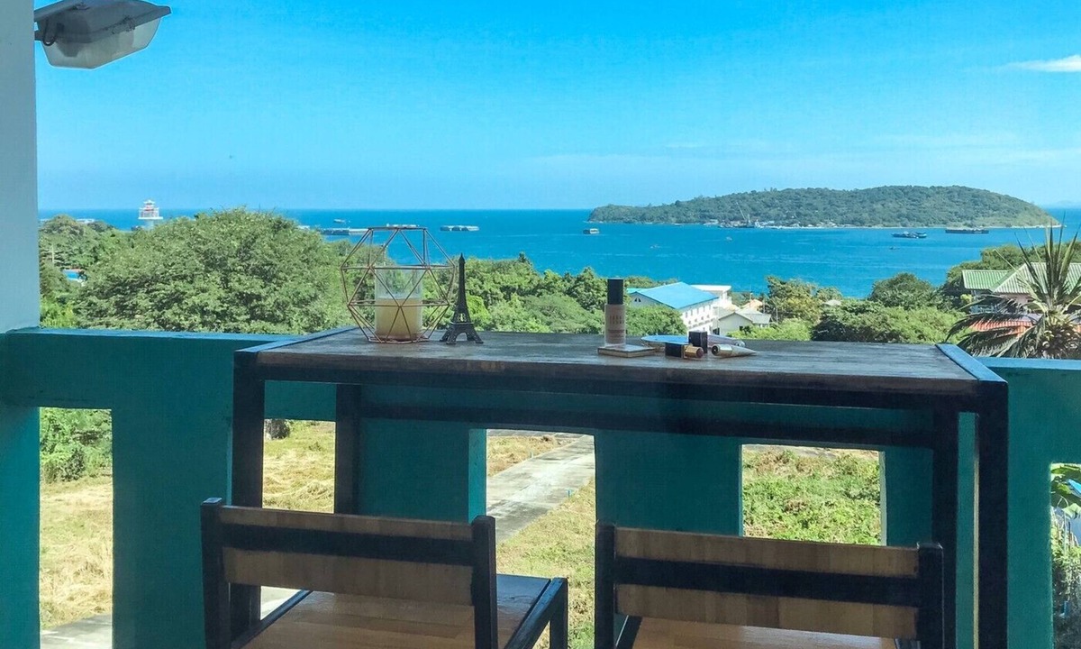 Ko Sichang Hotel | Neutron Bungalow