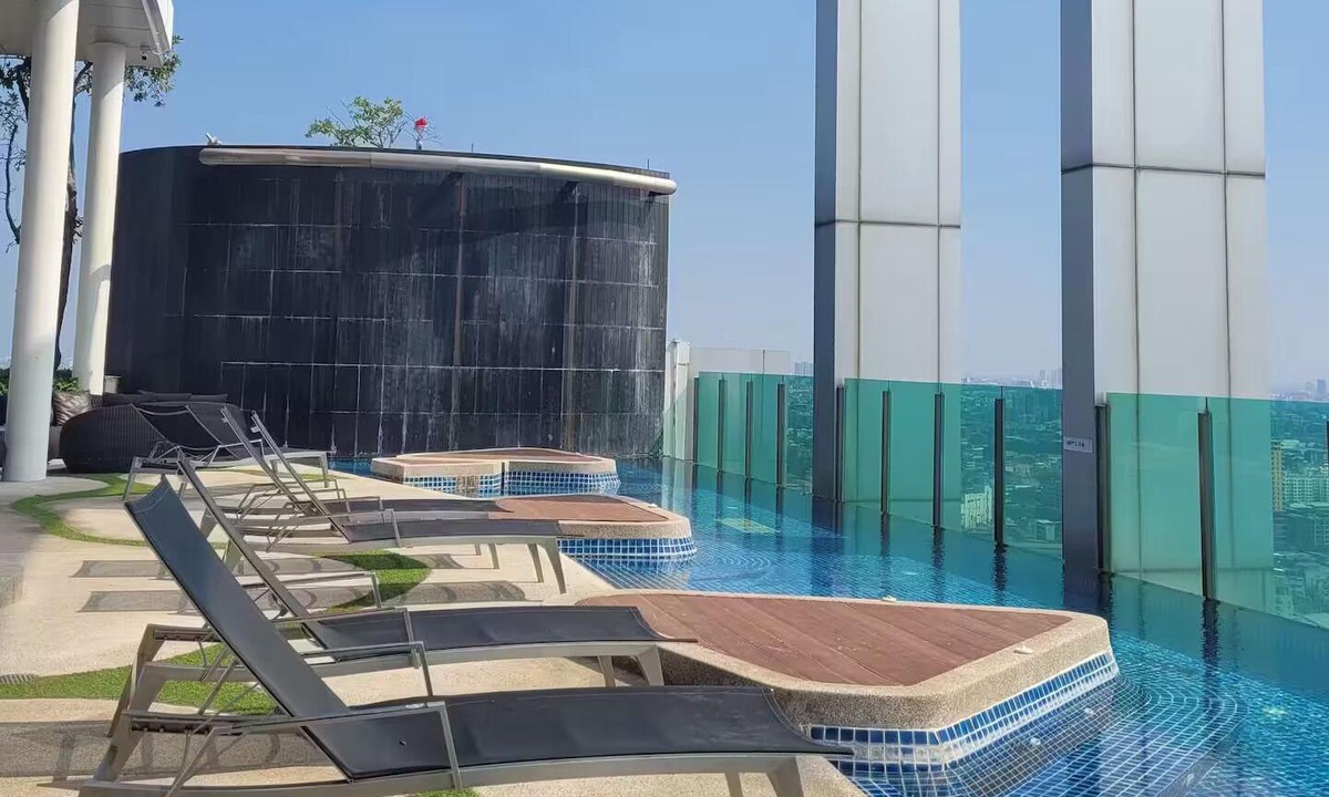 Ratchadaphisek Condo | Next to MRT and Night Market, Suit for Family trip