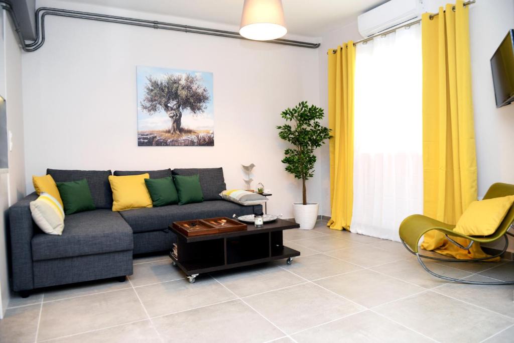 Filopappou Apartment | Olive Tree Deluxe Apt under Acropolis