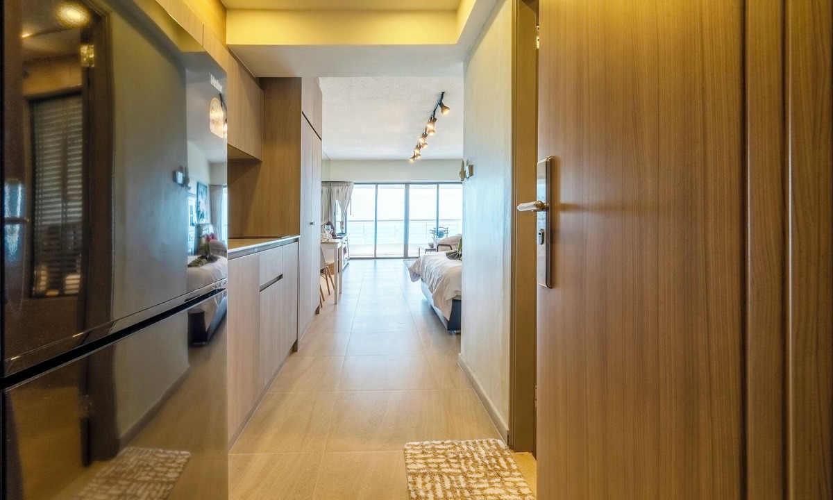 Pattaya Condo | Pattaya Golden Sunsets: Beach, Pool, Balcony, Gym