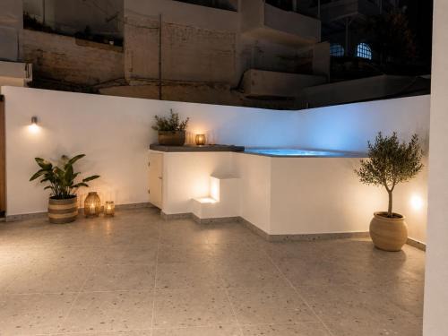 Fira Hotel | Pattys Desing Suites- Private Hot Tub with yard- Fira Center