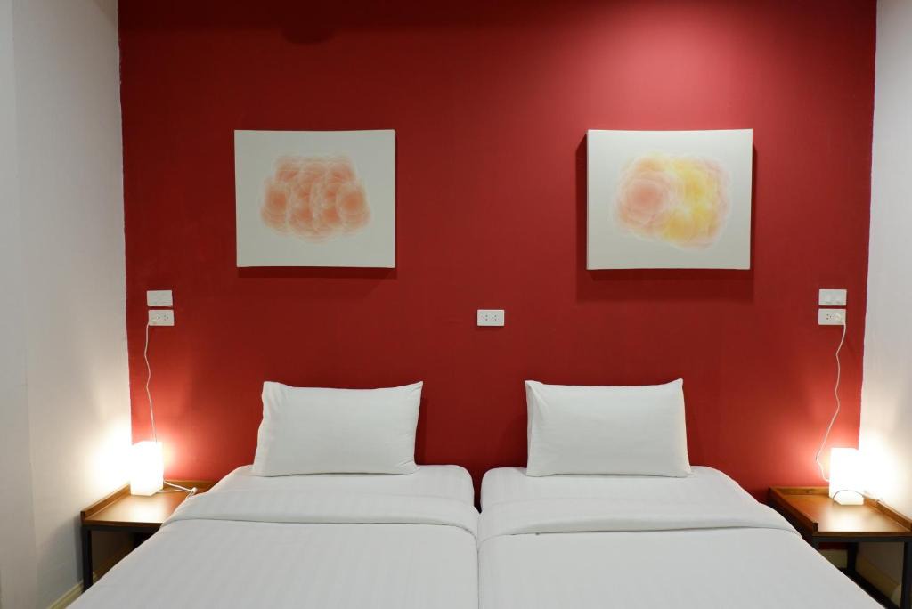 Pom Prap Sattru Phai Hostel | Peace Factory Hostel