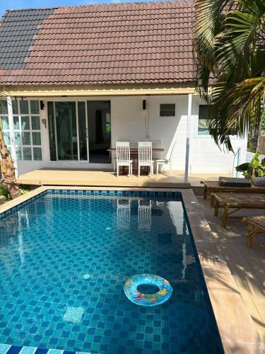 Saladan House | Penn house with shared pool