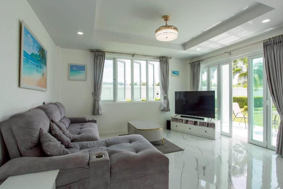 Hin Lek Fai Villa | Pet Friendly Spacious 7 Bedroom Pool Villa