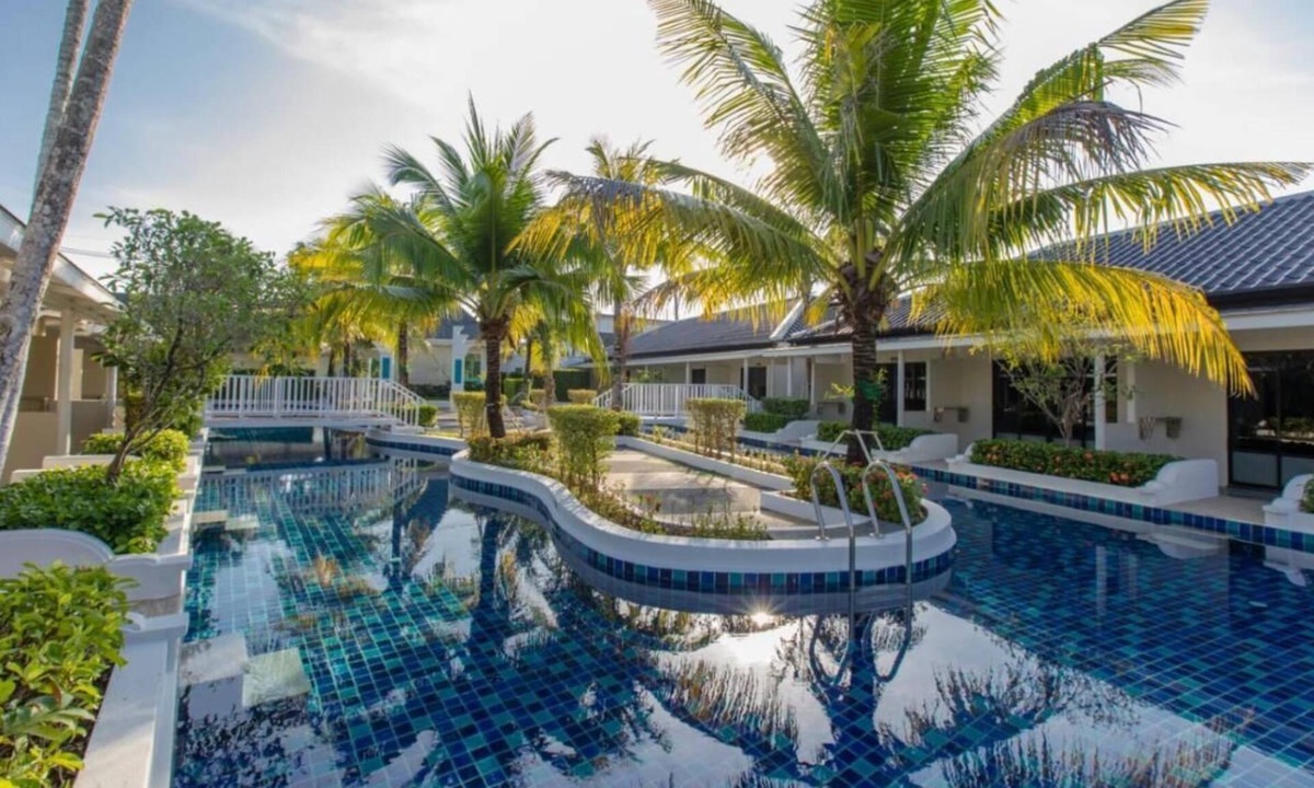 Chalong Hotel | Phuket Town, 7 km from Chinpracha House, Room with pool access.