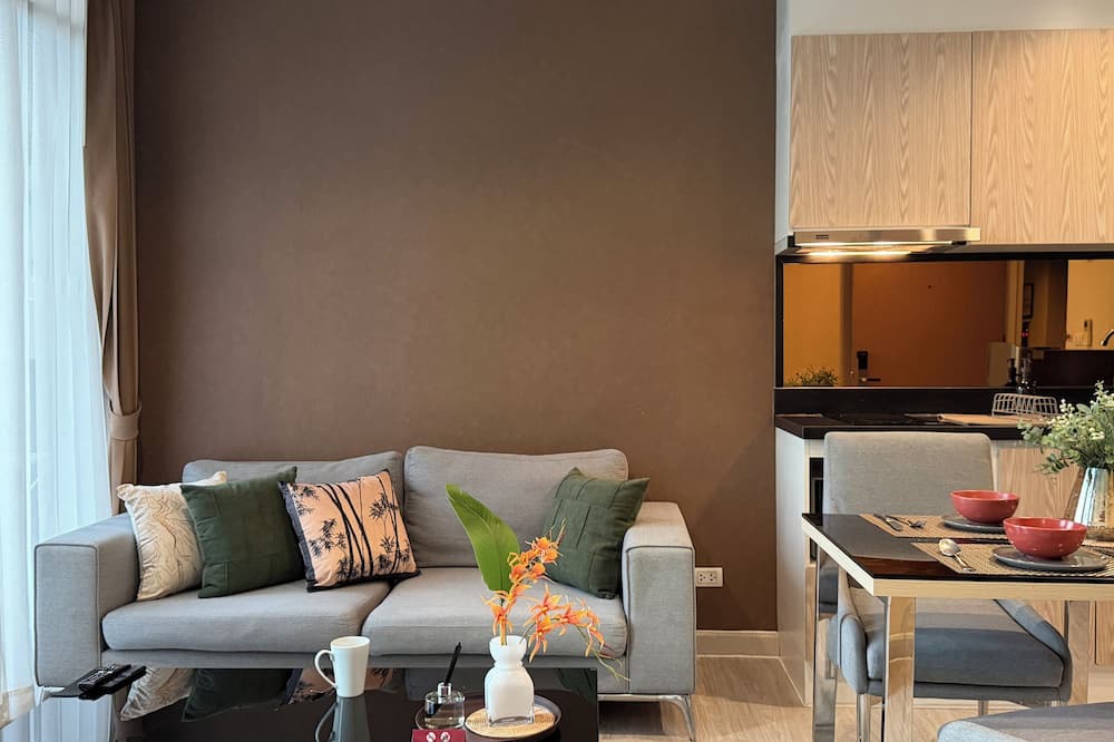 Khlong Tan Nuea Apartment | Pool/Gym Floor · Desk, Fast Wi-Fi, Balcony