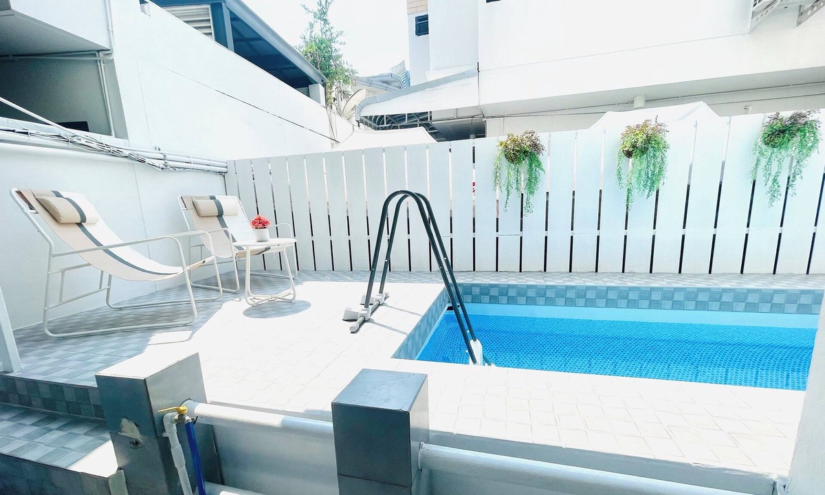 Khlong Tan Villa | Private Pool Villa Sukhumvit 26 Near BTS Phrom Phong and EmSphere