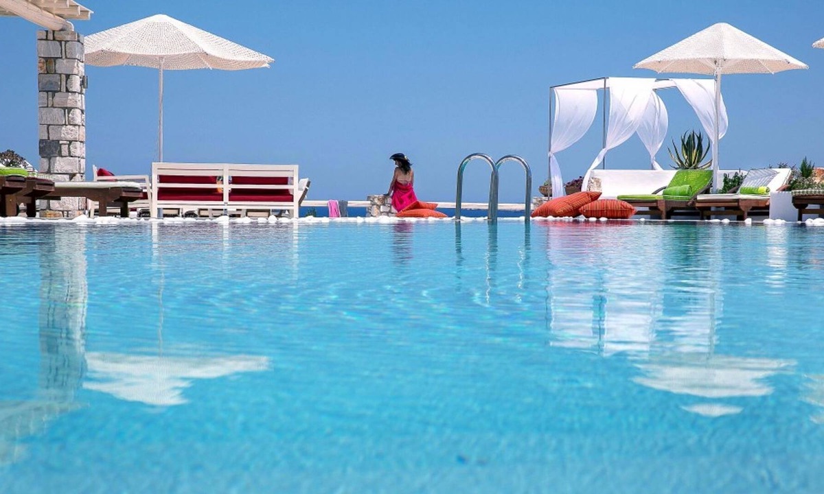 Naousa Villa | R 159 Superior 3-Bedroom Villa with Outdoor Jacuzzi Garden View with Breakfast