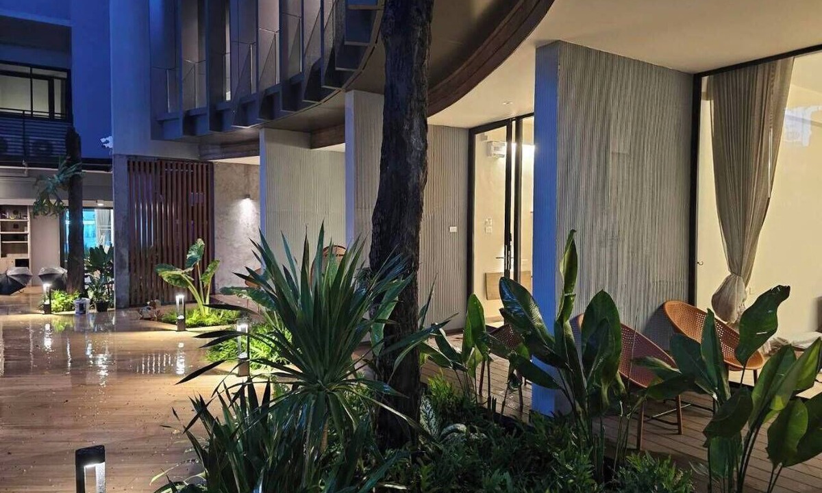 Wat Sam Phraya Hotel | Red Door