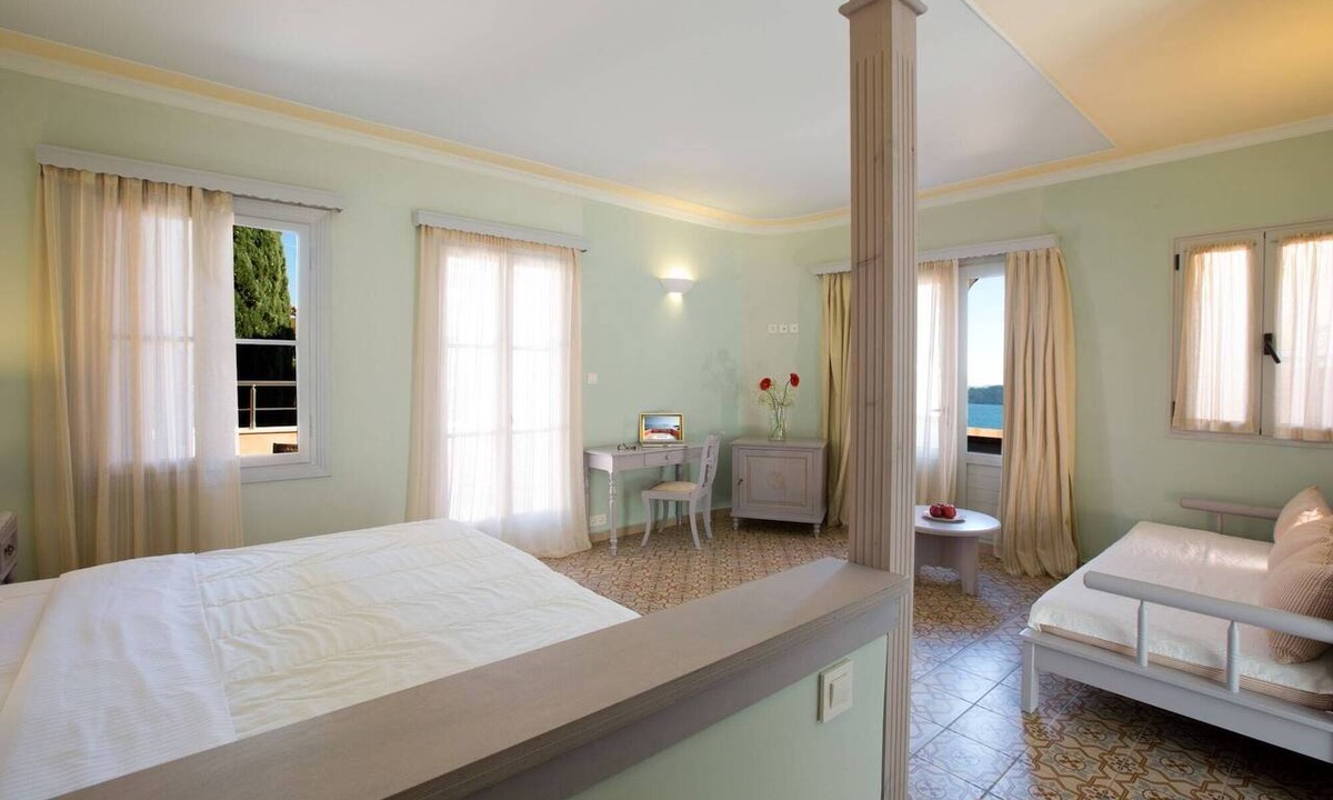 Nikiana Hotel | Red Tower