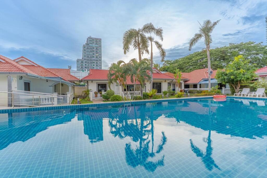 Pratumnak Hill Villa | Resort 5-3BR Huge Pool, BBQ, 300m-Beach, 8 mins to Walking Street