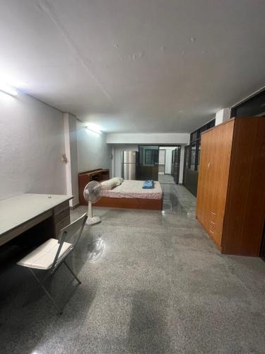 Wat Bowon Niwet House | Room for rent near Silom