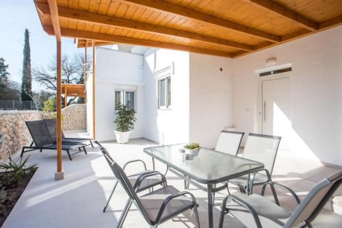 Ixia Apartment | Sarah's just renovated 2-bedroom aparts in nature