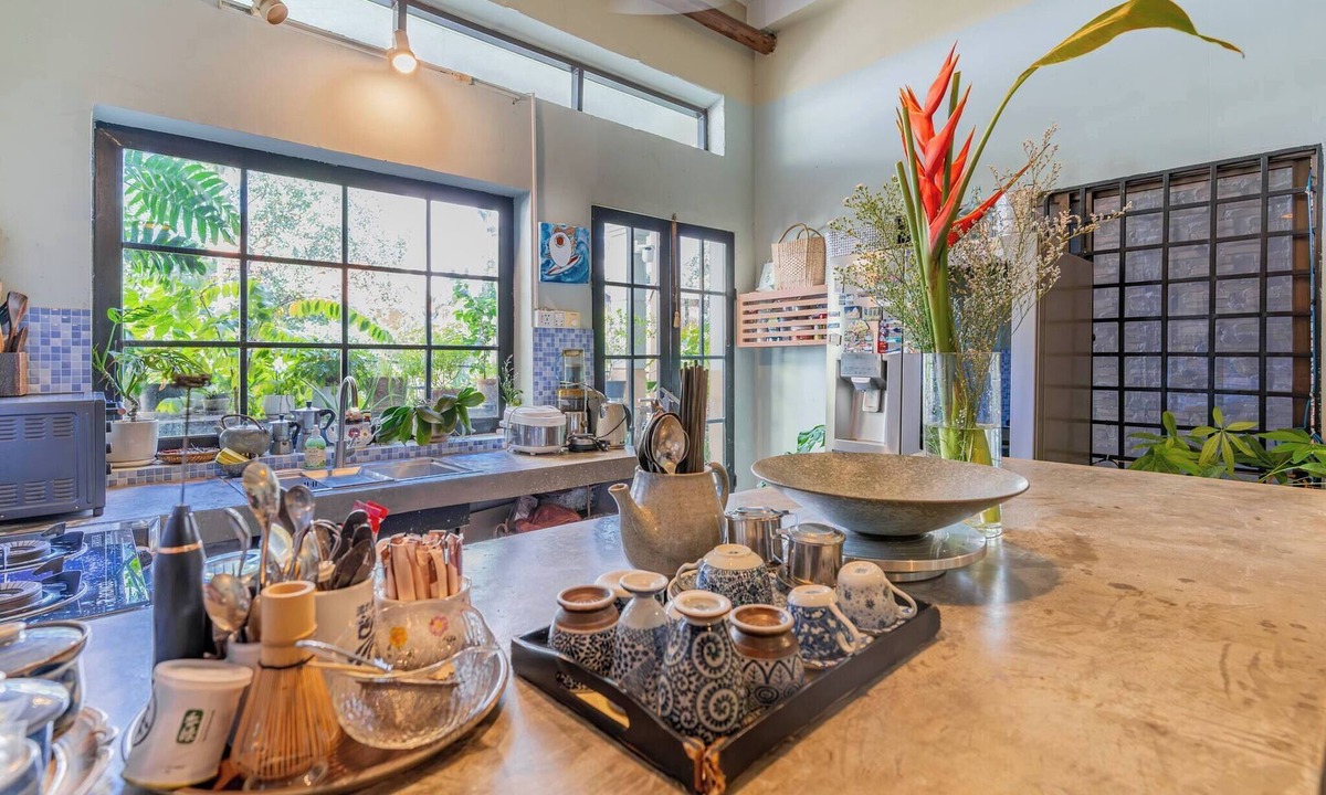 Chamkar Mon Apartment | Sarai Room a Cozy Urban Hideaway With Green Balcony