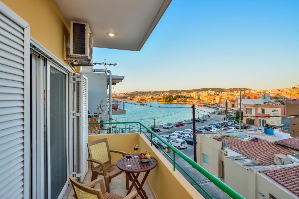 Old Town Apartment | SEASIDE Old venetian harbour 2nd floor