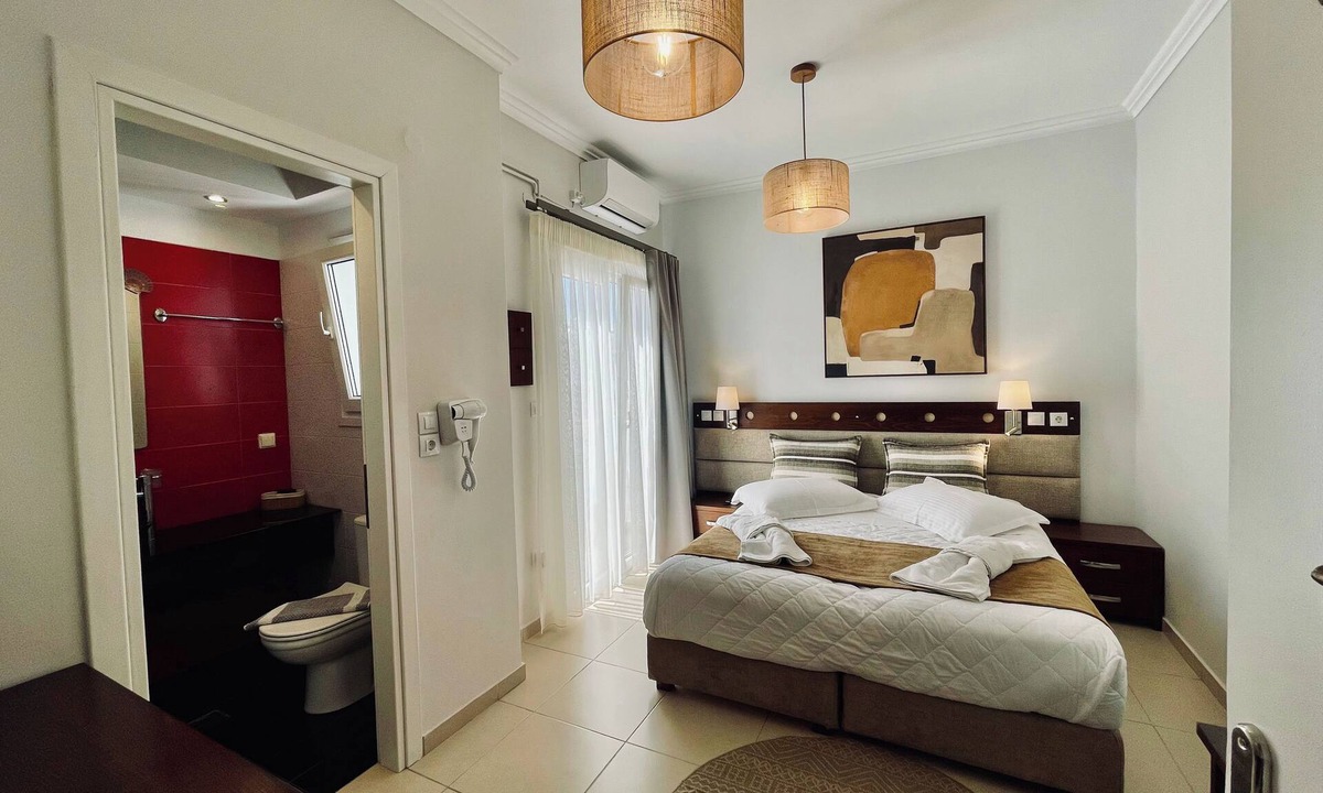 Adamas House | Semiramis Hotel Deluxe Double Room Cozy & Central