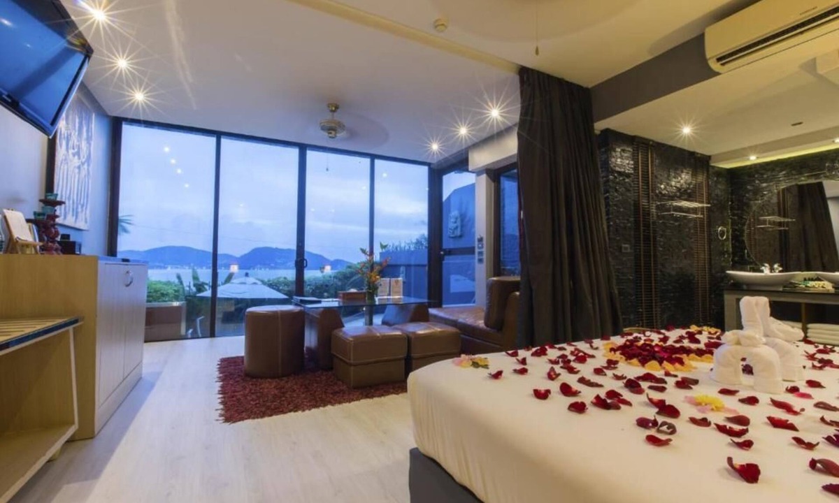 Patong Resort | (SHA+)Premium Deluxe Pool suite