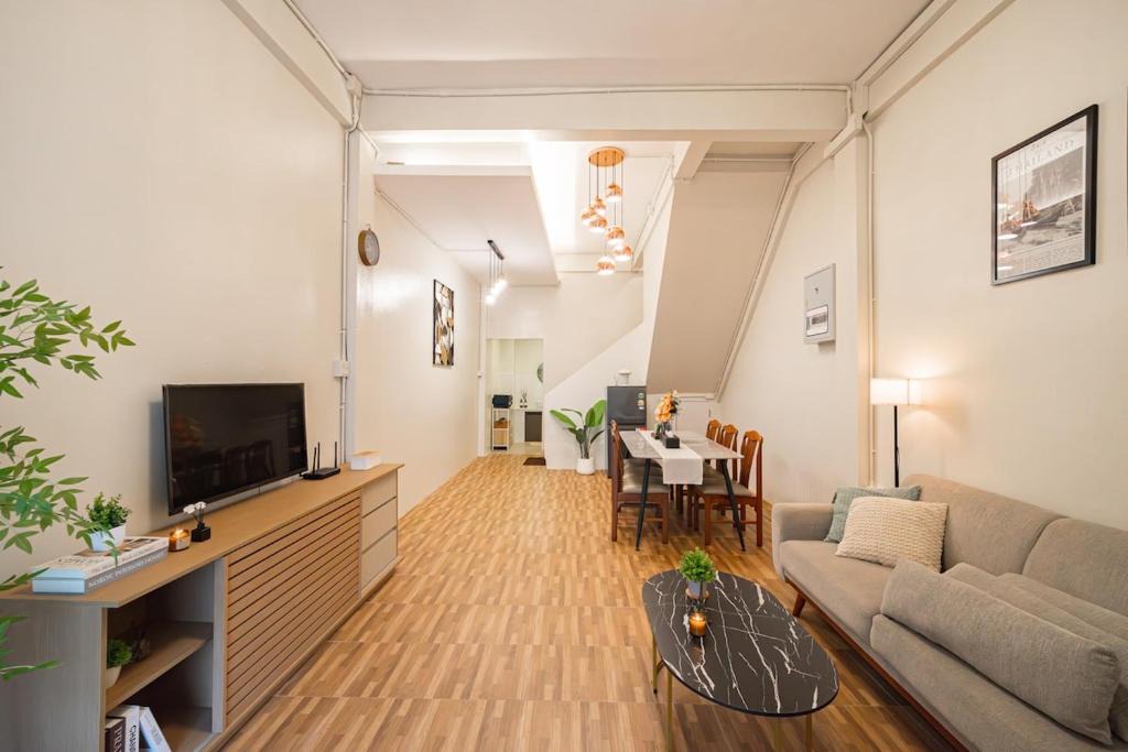 Pom Prap Sattru Phai House | Siam Place - Spacious Family House in Bangkok