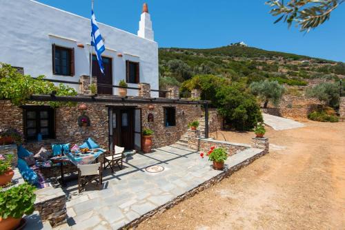 Platis Gialos Apartment | Sifnos' Green and Blue