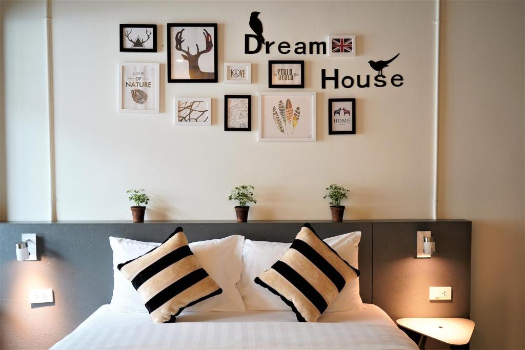 Embassy District Hotel | Silom Studios