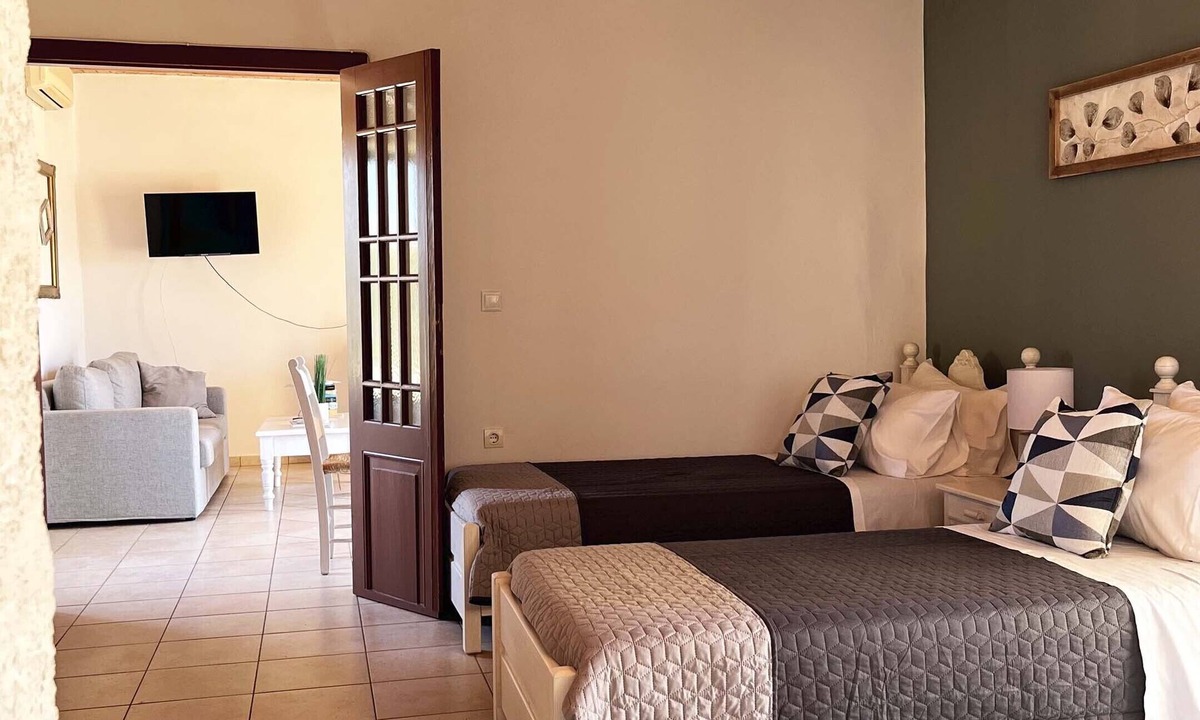 Chorafakia Apartment | Skandalis Apartments with sea & pool view (Klio)