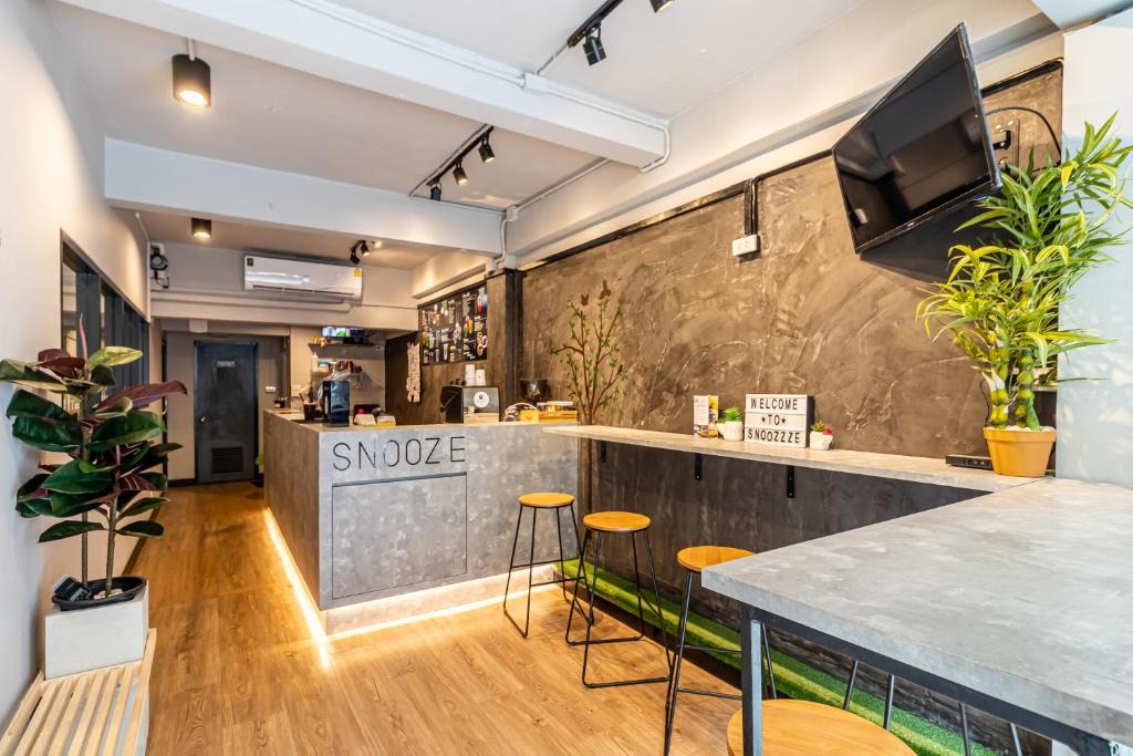Bang Rak Hostel | Snoozzze Hostel ใกล้รถไฟฟ้า ย่านบางรัก
