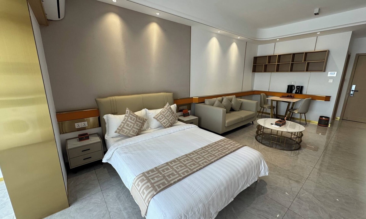 Ruessei Kaev Apartment | Spacious Riverview Studio at Wealth Mansion w/Infinity Pool