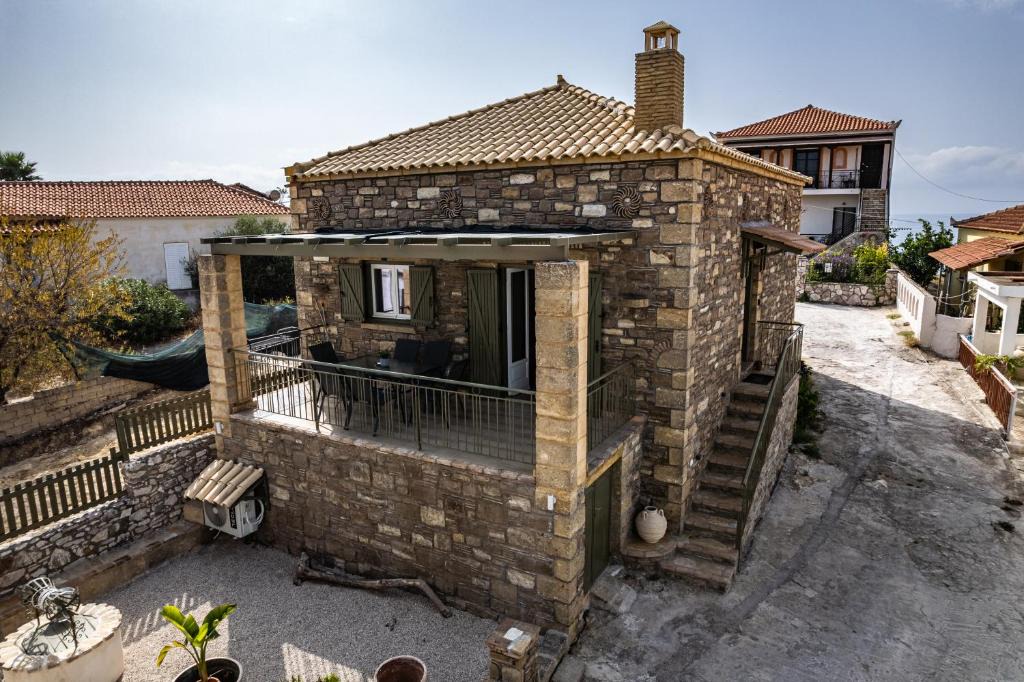 Koroni House | Stone House Bourgos