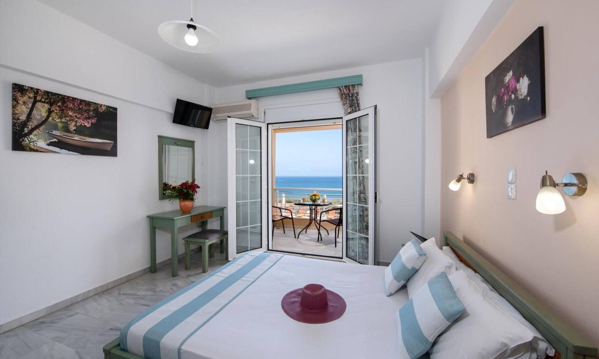 Sfakaki Apartment | Studio Apartment '1 Two Adults' with Sea View, Shared Pool and Wi-Fi