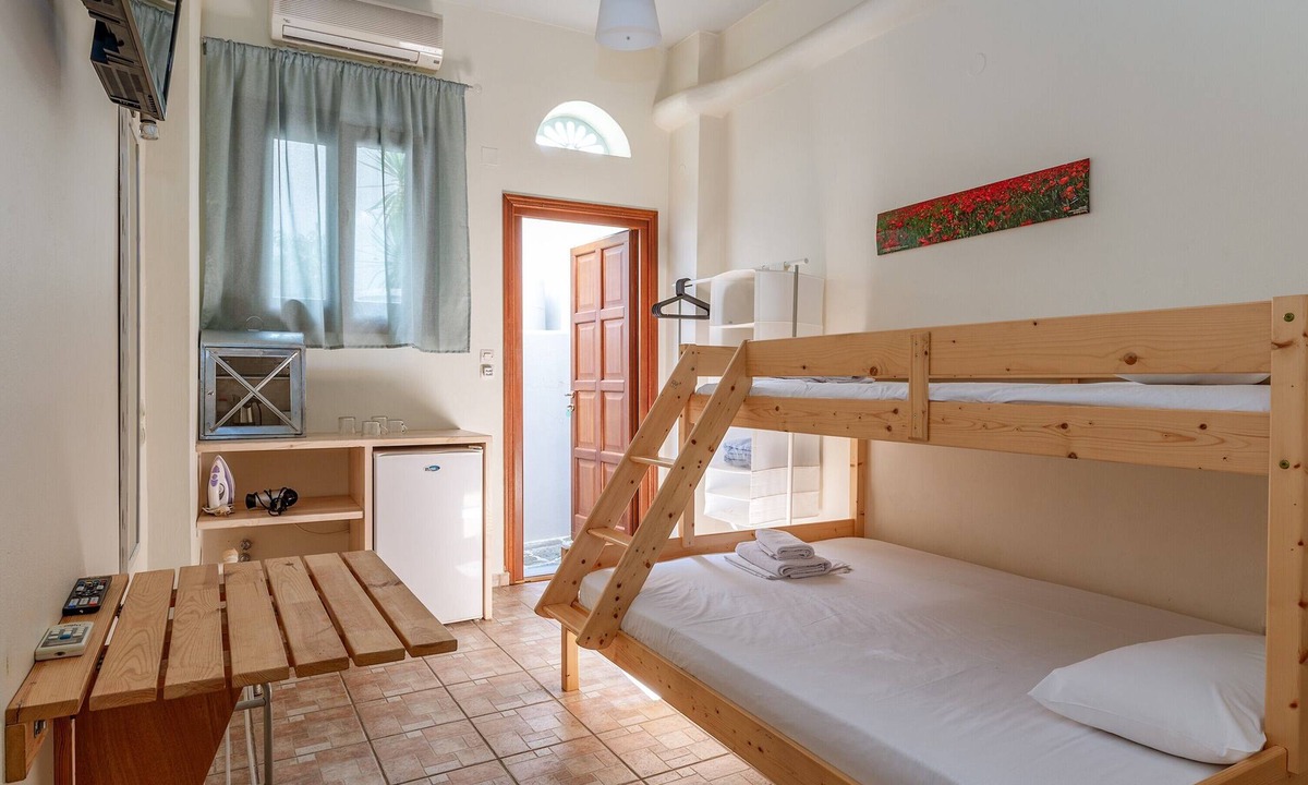 Tinos Town House | Studio Apartment 'En Tino Basement 5' with Private Terrace, Wi-Fi and Air Conditioning