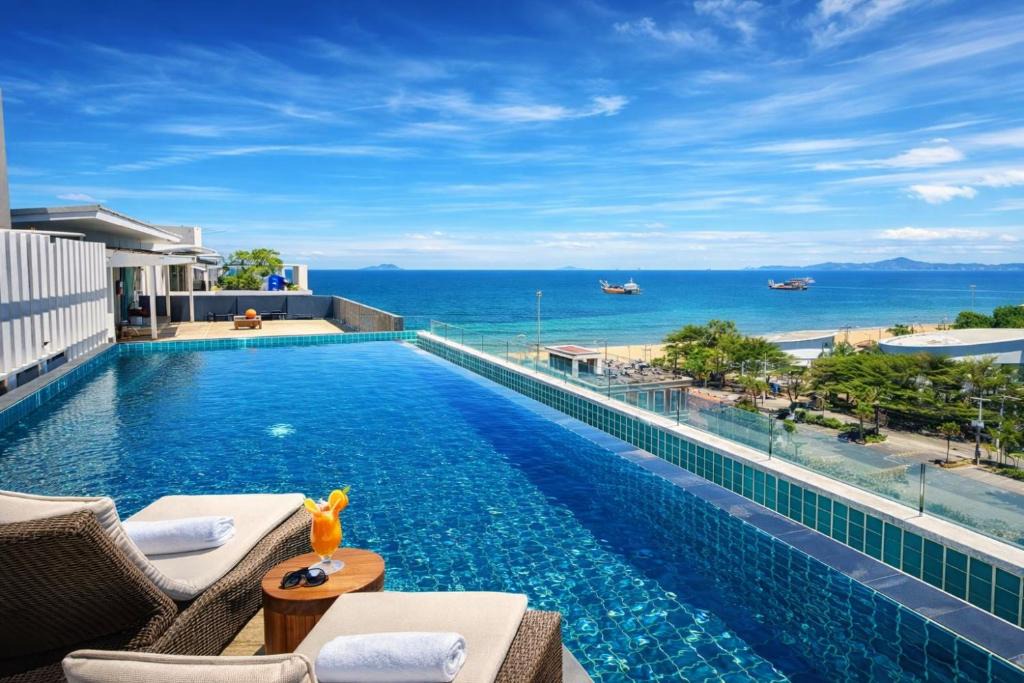 Na Chom Thian Hotel | Sunday Beachfront View Jomtien Pattaya